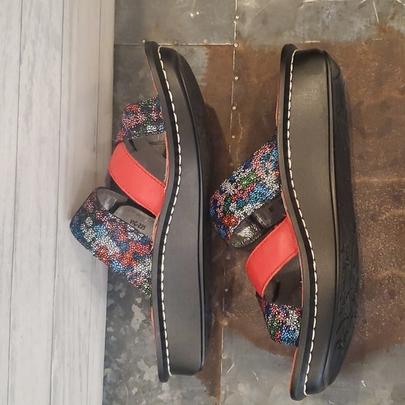 Victoriah Botanicool Sandal | Size 8-8 1/2 - Picture 5 of 16